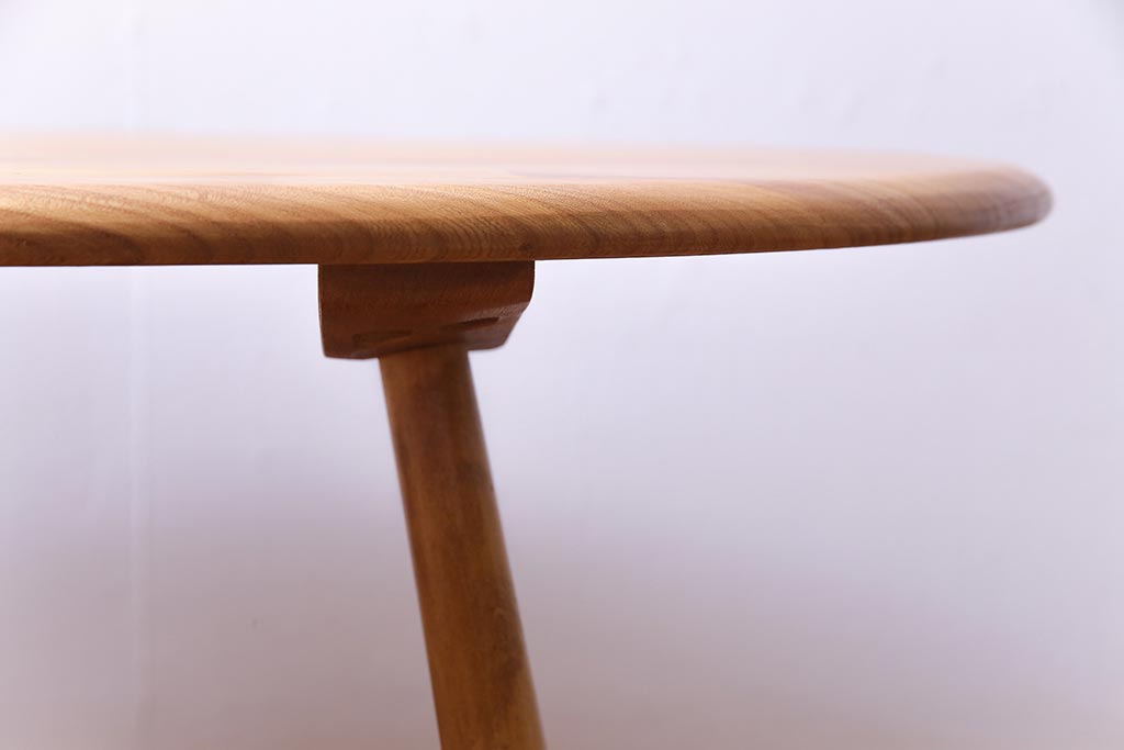 ビンテージ　北欧家具　ナチュラルな木の風合いが魅力的なマガジンラック付きコーヒーテーブル(センターテーブル)