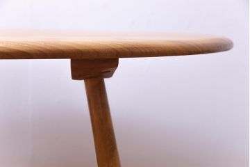 ビンテージ　北欧家具　ナチュラルな木の風合いが魅力的なマガジンラック付きコーヒーテーブル(センターテーブル)