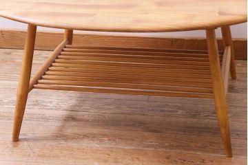 ビンテージ　北欧家具　ナチュラルな木の風合いが魅力的なマガジンラック付きコーヒーテーブル(センターテーブル)