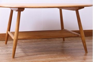 ビンテージ　北欧家具　ナチュラルな木の風合いが魅力的なマガジンラック付きコーヒーテーブル(センターテーブル)