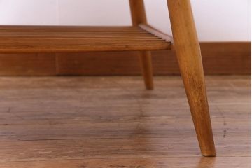 ビンテージ　北欧家具　ナチュラルな木の風合いが魅力的なマガジンラック付きコーヒーテーブル(センターテーブル)