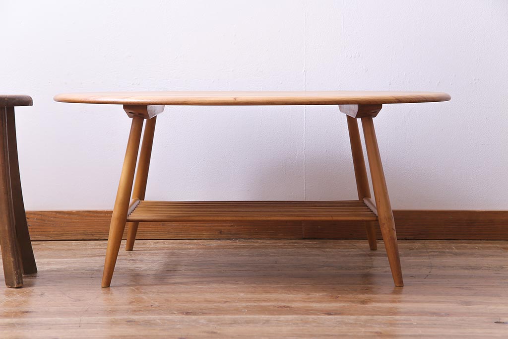 ビンテージ　北欧家具　ナチュラルな木の風合いが魅力的なマガジンラック付きコーヒーテーブル(センターテーブル)