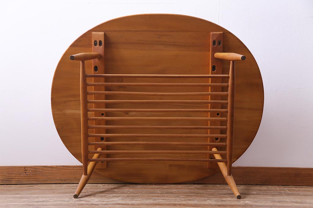 ビンテージ　北欧家具　ナチュラルな木の風合いが魅力的なマガジンラック付きコーヒーテーブル(センターテーブル)