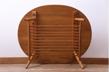 ビンテージ　北欧家具　ナチュラルな木の風合いが魅力的なマガジンラック付きコーヒーテーブル(センターテーブル)