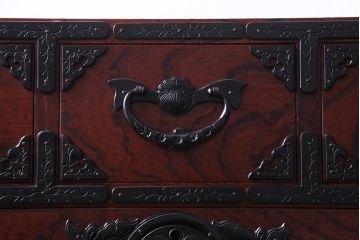 中古　伝統民芸家具　岩谷堂箪笥　羽巾着文様　重厚感漂う衣装箪笥(整理箪笥、和タンス)