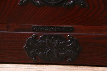 中古　伝統民芸家具　岩谷堂箪笥　羽巾着文様　重厚感漂う衣装箪笥(整理箪笥、和タンス)