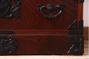 中古　伝統民芸家具　岩谷堂箪笥　羽巾着文様　重厚感漂う衣装箪笥(整理箪笥、和タンス)