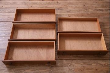 ヴィンテージ家具　北欧ビンテージ　AVALON　モダンな雰囲気漂う個性的な取っ手のチェスト(サイドボード)