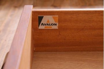 ヴィンテージ家具　北欧ビンテージ　AVALON　モダンな雰囲気漂う個性的な取っ手のチェスト(サイドボード)