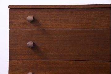 ヴィンテージ家具　北欧ビンテージ　AVALON　モダンな雰囲気漂う個性的な取っ手のチェスト(サイドボード)