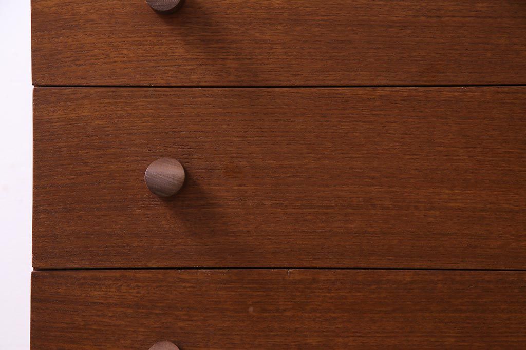 ヴィンテージ家具　北欧ビンテージ　AVALON　モダンな雰囲気漂う個性的な取っ手のチェスト(サイドボード)