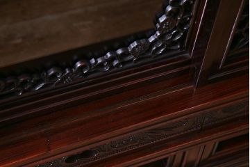 中古　民芸家具　唐木 花梨材　凝った意匠が存在感を放つサイドボード(キャビネット、飾り棚、カリン材)(定価約180万円)