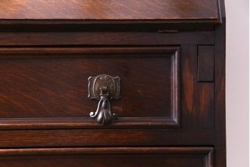 アンティーク家具　イギリスアンティーク　オーク材　エレガントな佇まいが目を惹くコンパクトなライティングビューロー(簿記机、在宅ワーク、在宅用デスク)
