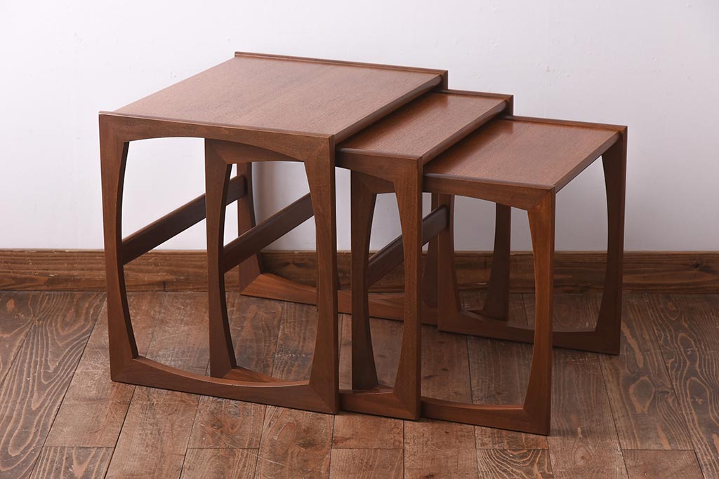 北欧家具　G-PLAN　チーク材　木のぬくもりが感じられるネストテーブル(サイドテーブル)