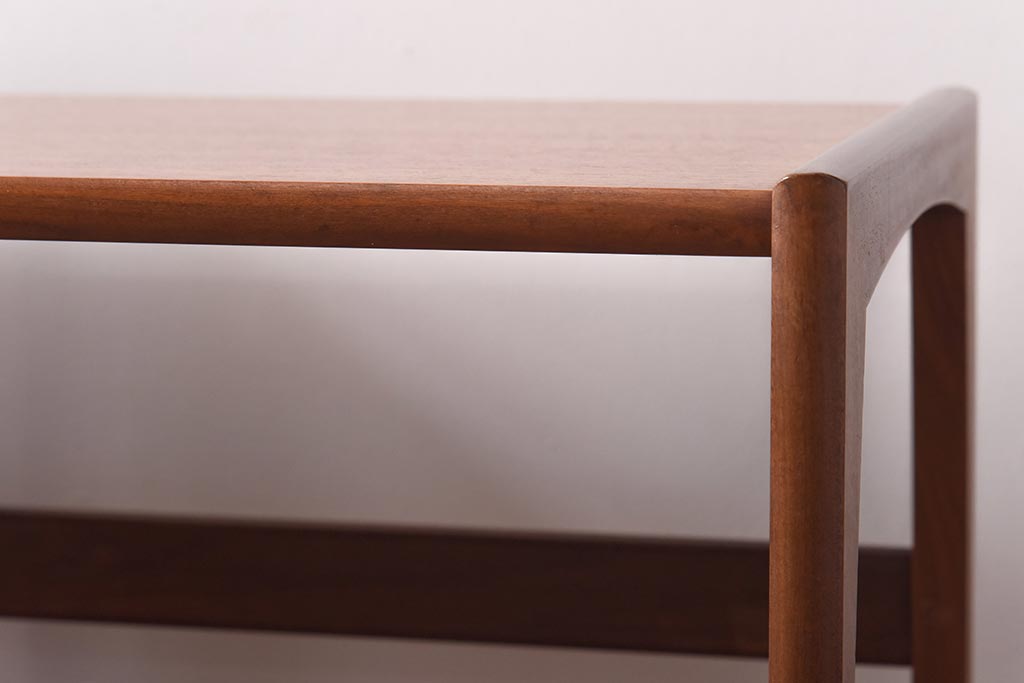 北欧家具　G-PLAN　チーク材　木のぬくもりが感じられるネストテーブル(サイドテーブル)