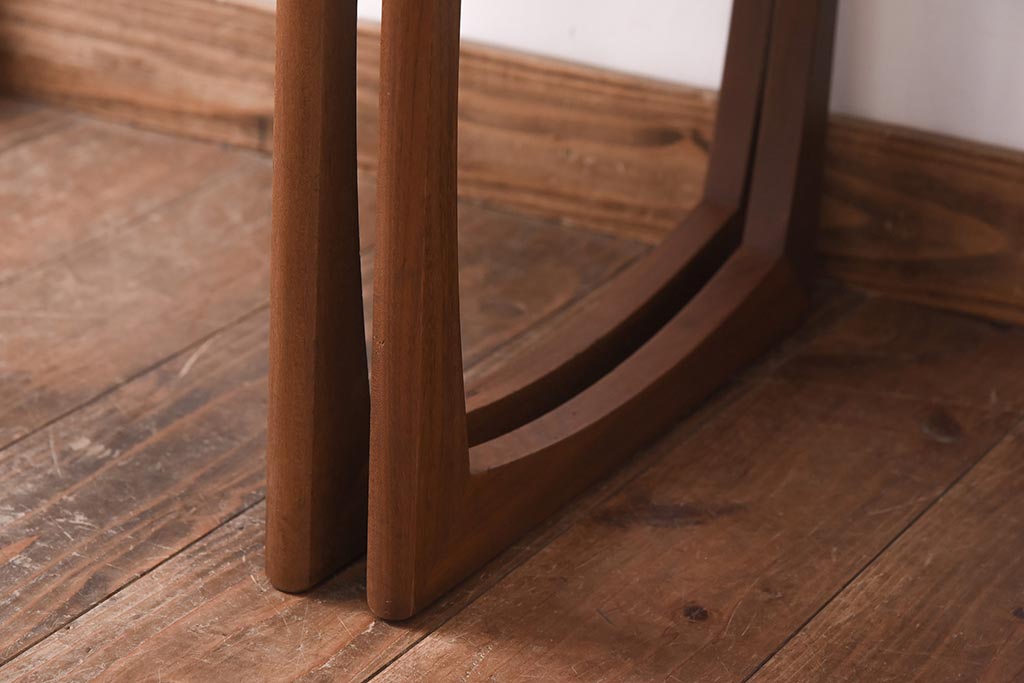 北欧家具　G-PLAN　チーク材　木のぬくもりが感じられるネストテーブル(サイドテーブル)