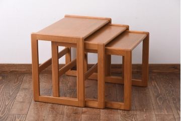 北欧家具　オーク材　明るい色味となめらかな木肌が魅力のネストテーブル(サイドテーブル)