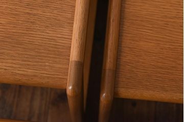 北欧家具　オーク材　明るい色味となめらかな木肌が魅力のネストテーブル(サイドテーブル)