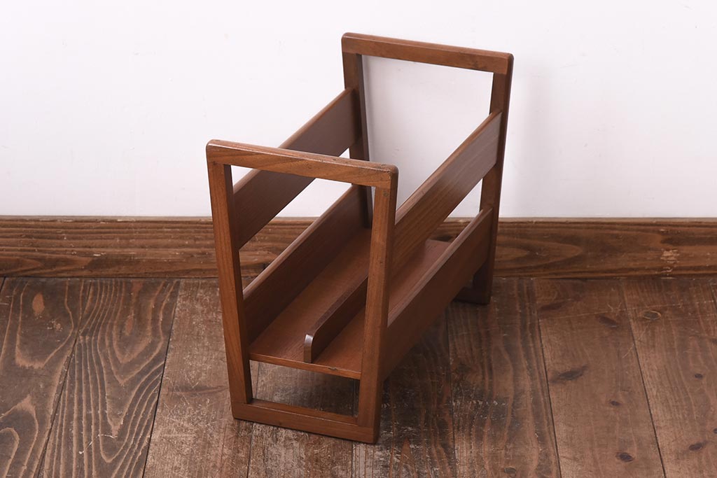 アンティーク雑貨　北欧ビンテージ　チーク材　シンプルでスタイリッシュなマガジンラック(本立て)