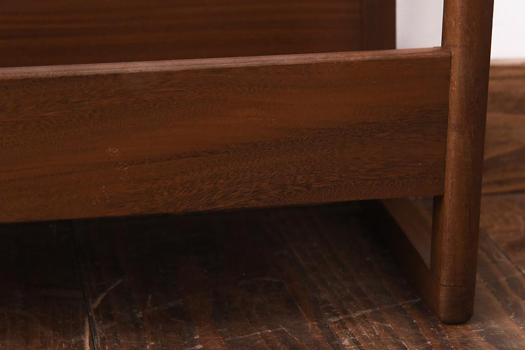 アンティーク雑貨　北欧ビンテージ　チーク材　シンプルでスタイリッシュなマガジンラック(本立て)