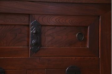 アンティーク家具　和製アンティーク　最高級品!　天板栗材　太い框が存在感を放つ明治期の箪笥サイドボード(リビングボード、水屋箪笥)