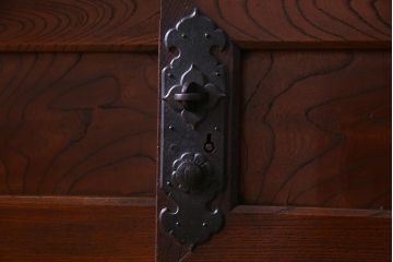 アンティーク家具　和製アンティーク　最高級品!　天板栗材　太い框が存在感を放つ明治期の箪笥サイドボード(リビングボード、水屋箪笥)
