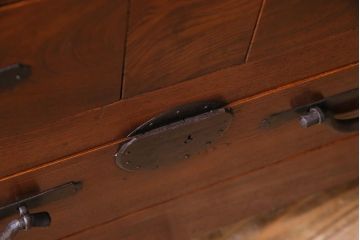 アンティーク家具　和製アンティーク　最高級品!　天板栗材　太い框が存在感を放つ明治期の箪笥サイドボード(リビングボード、水屋箪笥)
