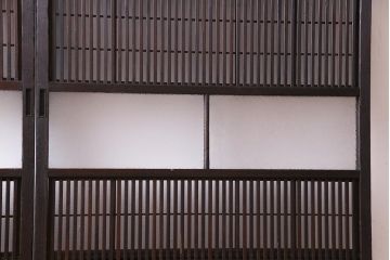 昭和初期　裏障子付き　和モダンの空間づくりに活躍する格子戸2枚セット(ガラス帯戸、障子戸、引戸)