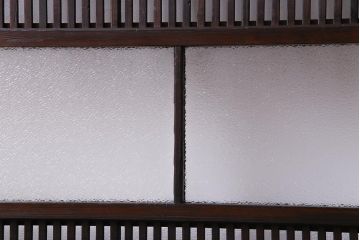 昭和初期　裏障子付き　和モダンの空間づくりに活躍する格子戸2枚セット(ガラス帯戸、障子戸、引戸)