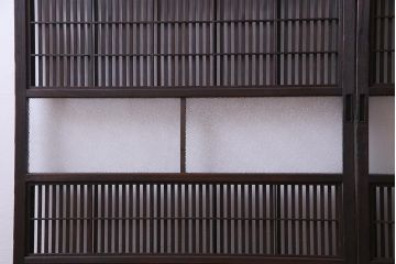 昭和初期　裏障子付き　和モダンの空間づくりに活躍する格子戸2枚セット(ガラス帯戸、障子戸、引戸)