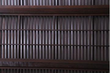 昭和初期　裏障子枠付き　腰板ケヤキ　モダンなデザインガラス入りの格子戸2枚セット(ガラス帯戸、障子戸、引戸)