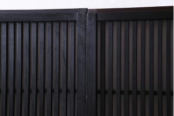和製アンティーク　上手物　燻された質感が味わい深い格子戸2枚セット(引き戸、建具)