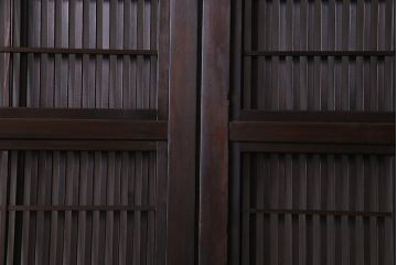 和製アンティーク　腰板ケヤキ材　障子枠付き　和モダンな空間づくりにおすすめな格子戸2枚セット(建具、引き戸)