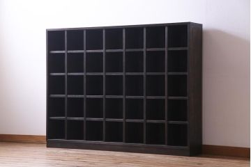 ヴィンテージ家具　ビンテージ　ダークな色合いと重厚な雰囲気が魅力のマス目棚(下駄箱、ロッカー、収納棚)