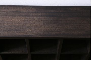 ヴィンテージ家具　ビンテージ　ダークな色合いと重厚な雰囲気が魅力のマス目棚(下駄箱、ロッカー、収納棚)
