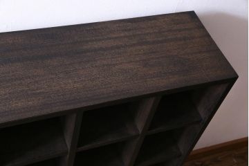 ヴィンテージ家具　ビンテージ　ダークな色合いと重厚な雰囲気が魅力のマス目棚(下駄箱、ロッカー、収納棚)