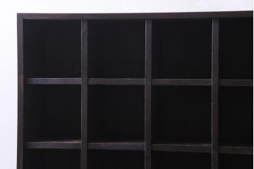 ヴィンテージ家具　ビンテージ　ダークな色合いと重厚な雰囲気が魅力のマス目棚(下駄箱、ロッカー、収納棚)