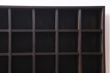ヴィンテージ家具　ビンテージ　ダークな色合いと重厚な雰囲気が魅力のマス目棚(下駄箱、ロッカー、収納棚)