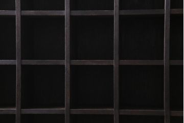 ヴィンテージ家具　ビンテージ　ダークな色合いと重厚な雰囲気が魅力のマス目棚(下駄箱、ロッカー、収納棚)