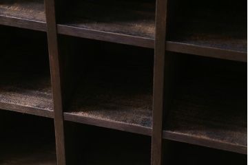 ヴィンテージ家具　ビンテージ　ダークな色合いと重厚な雰囲気が魅力のマス目棚(下駄箱、ロッカー、収納棚)