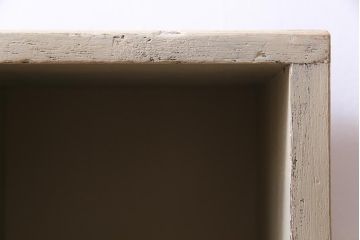 リメイク家具　脚付き　アンティークペイントがお洒落なマス目棚(収納棚)
