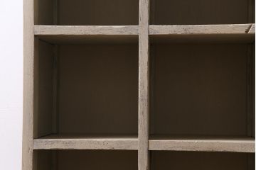リメイク家具　脚付き　アンティークペイントがお洒落なマス目棚(収納棚)