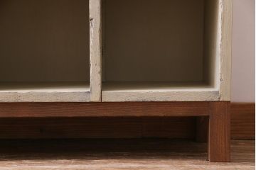 リメイク家具　脚付き　アンティークペイントがお洒落なマス目棚(収納棚)