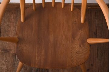 ヴィンテージ家具　イギリスビンテージ　ERCOL(アーコール)　木の温もり溢れるクエーカーアームチェア(椅子)
