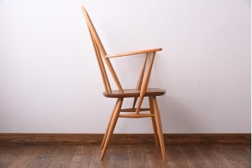 ヴィンテージ家具　イギリスビンテージ　ERCOL(アーコール)　木の温もり溢れるクエーカーアームチェア(椅子)