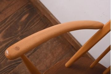 ヴィンテージ家具　イギリスビンテージ　ERCOL(アーコール)　木の温もり溢れるクエーカーアームチェア(椅子)
