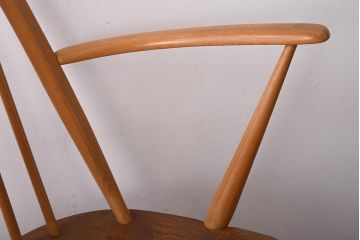 ヴィンテージ家具　イギリスビンテージ　ERCOL(アーコール)　木の温もり溢れるクエーカーアームチェア(椅子)