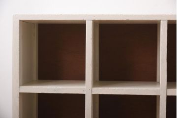 ペイント家具　学校の下駄箱をリメイクした鉄脚マス目棚(オープンラック、飾り棚)