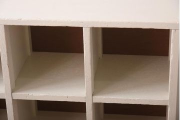ペイント家具　学校の下駄箱をリメイクした鉄脚マス目棚(オープンラック、飾り棚)
