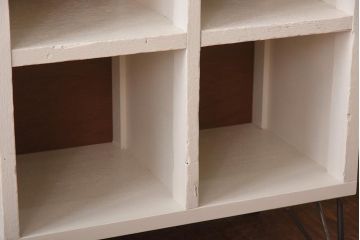 ペイント家具　学校の下駄箱をリメイクした鉄脚マス目棚(オープンラック、飾り棚)